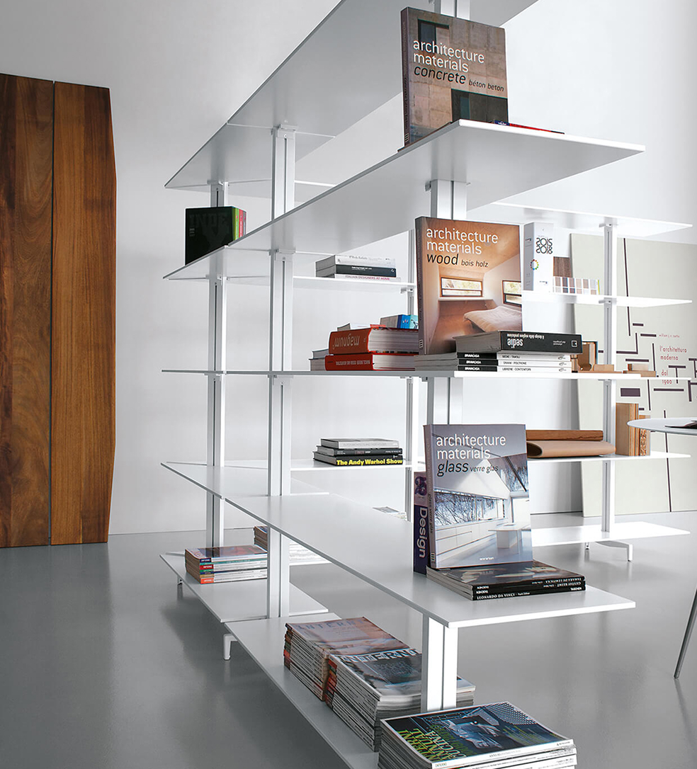 Estantería minimalista de pared en ambiente interior, con baldas limpias y diseño funcional, ideal para decorar y organizar espacios del hogar estilo moderno.