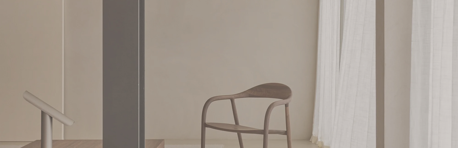 Silla de diseño contemporáneo en entorno de hogar, con líneas limpias, asiento acolchado claro y estructura ligera — una pieza elegante para decoración de interiores modernos.