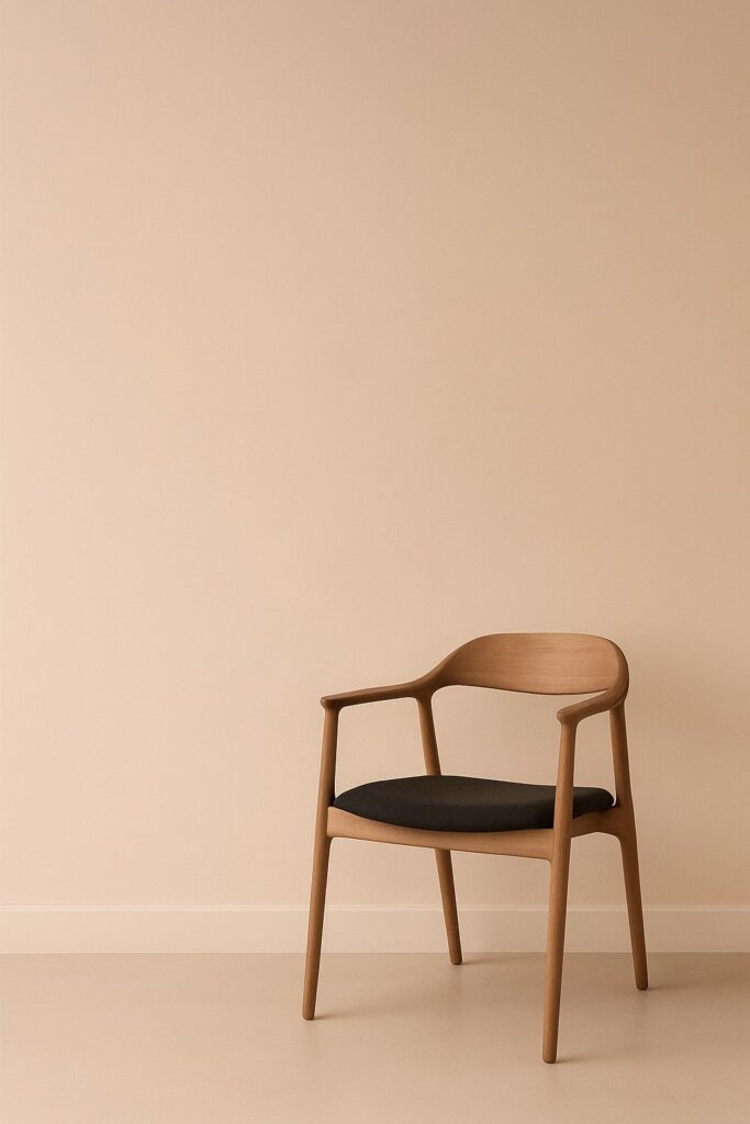 Silla decorativa en habitación de tonos nude, con estilo minimalista y ambiente cálido — inspiración en diseño de interiores modernos y elegantes.
